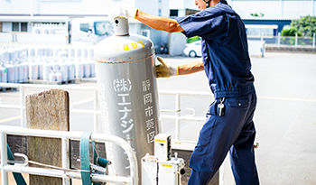 充填済みのLPガス容器をトラックに積み込み出発